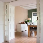 Kleuradvies in landelijk woonhuis met frisse kleuren voor een jong gezin in Renkum.